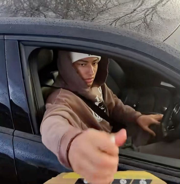 assadtits's tweet photo. e esse coitado aqui que mora dentro de um carro tadinho https://t.co/KqTSrPCgzc