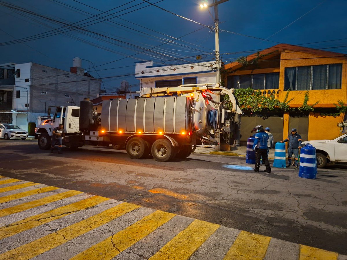 FerFlores_Emp's tweet photo. Mientras la mayoría descansaba, las brigadas de Opdapas de Metepec siguieron chambeando con labores de desazolve nocturno para mantener en buenas condiciones la red de drenaje y ayudar a prevenir encharcamientos.

📍Col. Izcalli Cuauhtémoc II.
📍Quinta Las Azaleas.
📍 Galápagos. https://t.co/W5yb7kGzkM