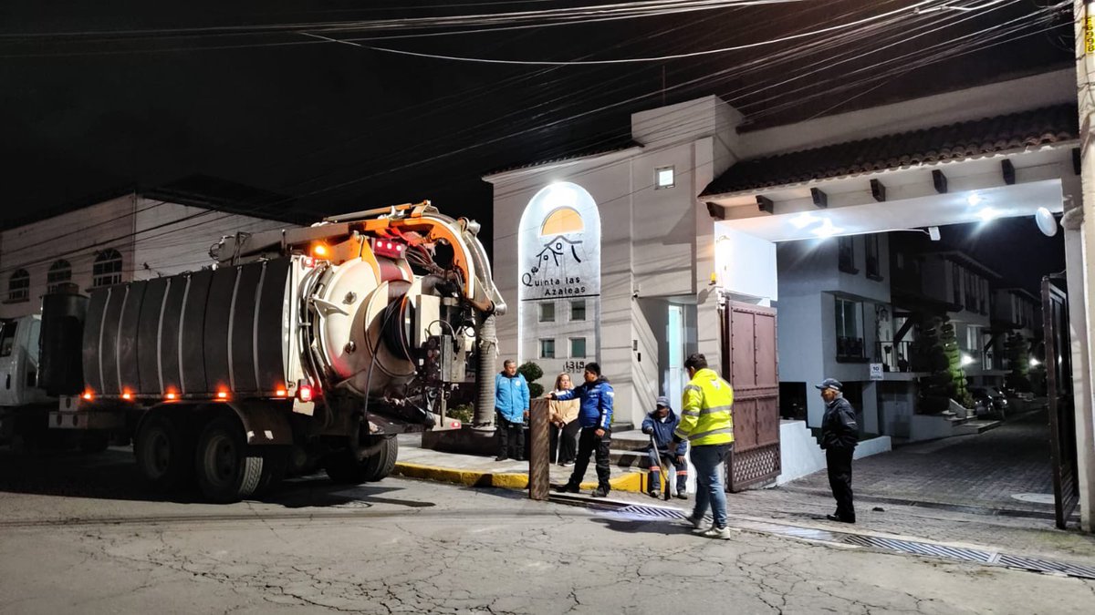 FerFlores_Emp's tweet photo. Mientras la mayoría descansaba, las brigadas de Opdapas de Metepec siguieron chambeando con labores de desazolve nocturno para mantener en buenas condiciones la red de drenaje y ayudar a prevenir encharcamientos.

📍Col. Izcalli Cuauhtémoc II.
📍Quinta Las Azaleas.
📍 Galápagos. https://t.co/W5yb7kGzkM