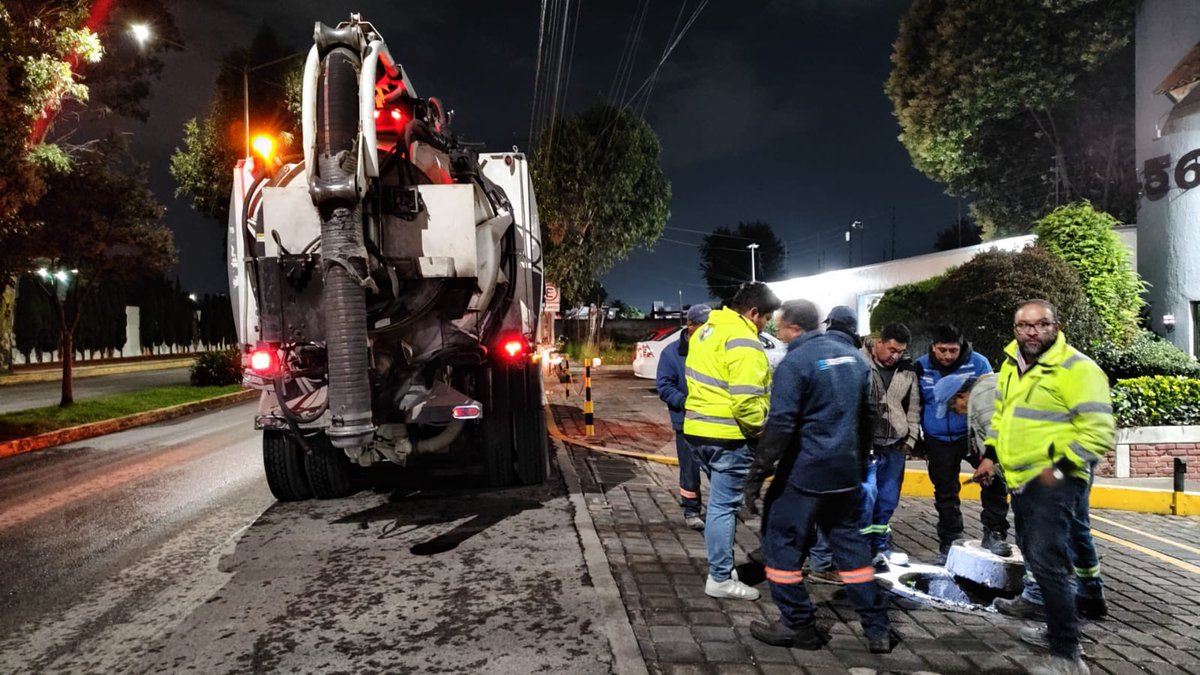 FerFlores_Emp's tweet photo. Mientras la mayoría descansaba, las brigadas de Opdapas de Metepec siguieron chambeando con labores de desazolve nocturno para mantener en buenas condiciones la red de drenaje y ayudar a prevenir encharcamientos.

📍Col. Izcalli Cuauhtémoc II.
📍Quinta Las Azaleas.
📍 Galápagos. https://t.co/W5yb7kGzkM