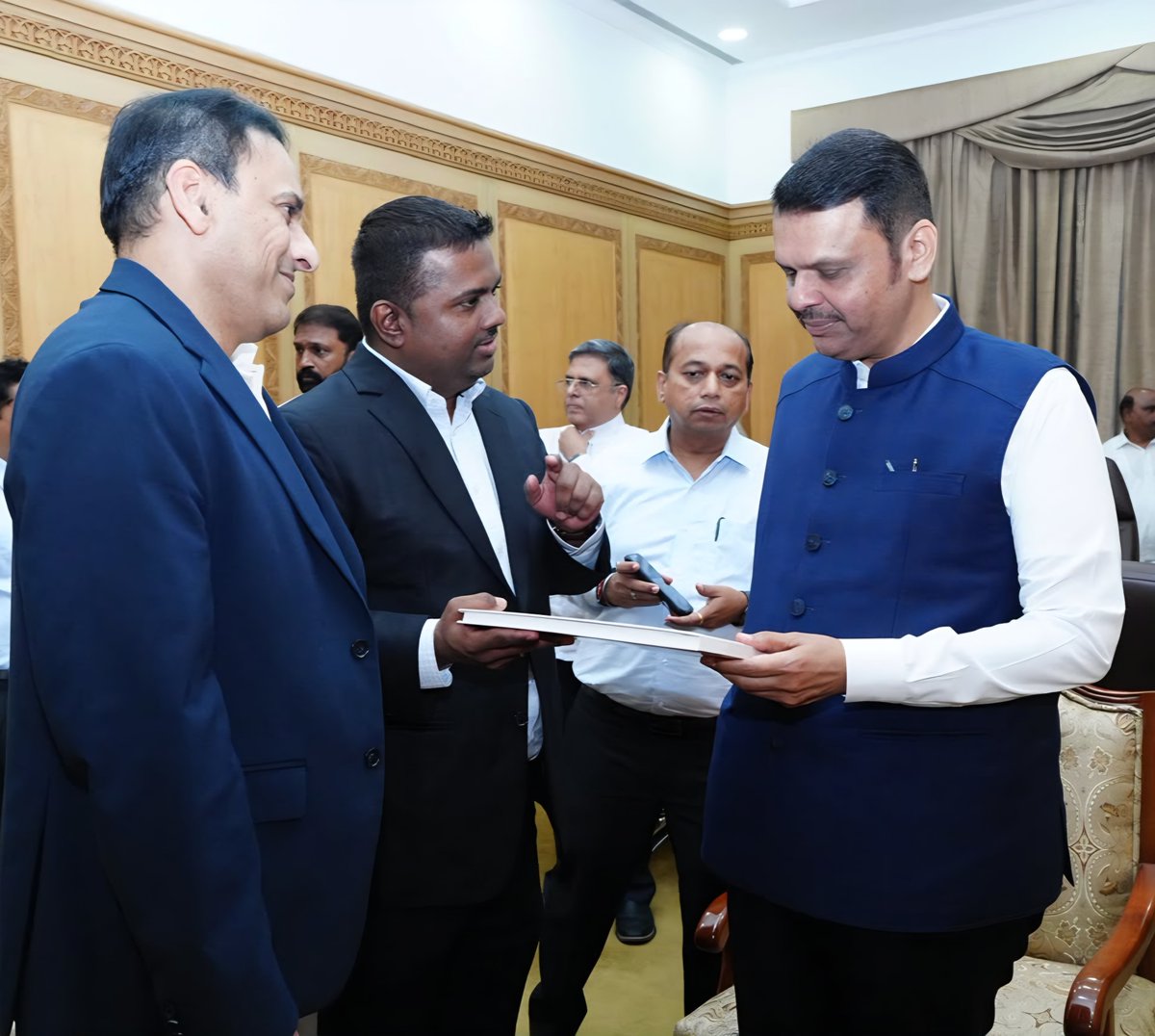 mahanriconnect's tweet photo. 232 leaders. 139 cities. 50 countries. One shared identity. On Hon CM Shri @Dev_Fadnavis Ji's 56th birthday, the global Maharashtrian diaspora came together in form of "Voices of Global Maharashtra" curated by #MahaNRIConnect

🌐 https://t.co/hkx5unXeuO

#HBDDevabhau https://t.co/u4qyeonynK