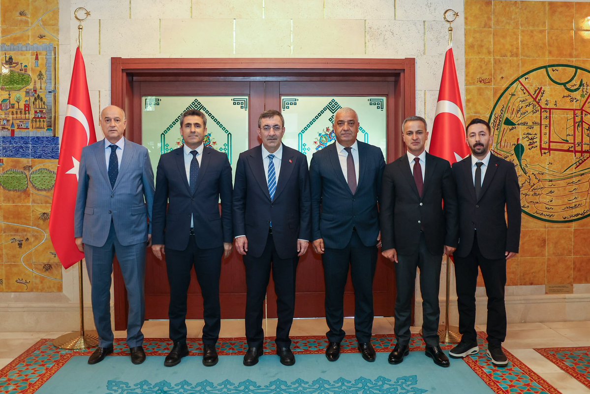 Erdalarikan12's tweet photo. 📍 Cumhurbaşkanlığı

Cumhurbaşkanı Yardımcımız Sayın Dr. Cevdet Yılmaz’ı;  Başkan Vekilimiz ve Başkan Yardımcılarımız ile birlikte ziyaret ettik.

Görüşmemizde; şehrimizde devam eden yatırımlar, planlanan projeler ve ilimizin  öncelikli ihtiyaçları üzerine verimli bir istişare toplantısı gerçekleştirdik.

Bingöl’ümüze gösterdiği yakın ilgi, güçlü destekleri ve nazik kabulleri dolayısıyla Sayın Cumhurbaşkanı Yardımcımıza teşekkür ediyor; görüşmelerimizin ilimiz adına hayırlı sonuçlara vesile olmasını temenni ediyoruz.