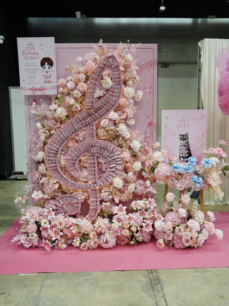 NuNew_KOREA's tweet photo. 안녕하세요.
NuNew KOREA FC입니다. 💖

누뉴에게 전달될 생일 머니부케 설치가 모두 완료되어 안내드립니다.

이번 머니부케는 누뉴의 아름다운 목소리와 앞으로도 계속 이어질 음악 여정을 응원하는 마음을 담아, 음표를 메인 디자인으로 제작하였습니다.

또한 7월에 생일을 맞은 쥴라이도 함께 축하하는 마음을 작은 포인트로 표현했습니다. 🐱

프로젝트에 함께해 주신 모든 분들께 진심으로 감사드립니다. 여러분 한 분 한 분의 소중한 마음 덕분에 의미 있는 선물을 완성할 수 있었습니다.

다시한번 감사인사를 전합니다.

Happy Birthday, NuNew! 🧡

NuNew KOREA FC 🇰🇷

#NUNEW25thBDproject 

@CwrNew @NormalMomm @MonkiiPP