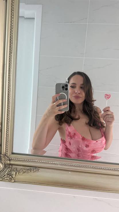 annaiello2's tweet photo. Did you wanna chil with me for the weekend 💕💋 https://t.co/kW2W2aRXFk