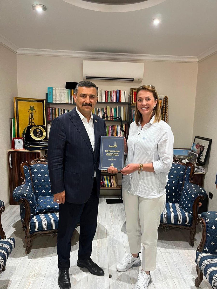 YS_Turkoglu's tweet photo. Nilüfer İlçe Başkanımız Selahattin Çakmak ve yöneticilerimiz işlerimizde ziyaretimize geldiler. Nilüfer'i, Bursa'yı, gündemi konuştuk, yapacağımız çalışmalar üzerine istişarede bulunduk. Ayaklarına sağlık, sağ olsunlar. https://t.co/VF0v88ZzH0