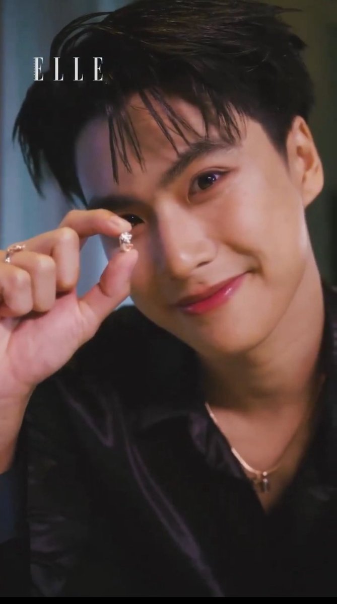 Ohmlotusnnn's tweet photo. Ohmmm picked his three favorite pieces: the Merlion for Singapore 🇸🇬, the World Cup trophy 🏆, and the sun ☀️ and moon 🌙 rings are perfect combination.

To be actor or motorcycle rider, he is always confident. 🔥

PANDORA SG WITH OHMPAWAT #PandoraSGXOhmPawat  #PandoraSG
#ohmpawat