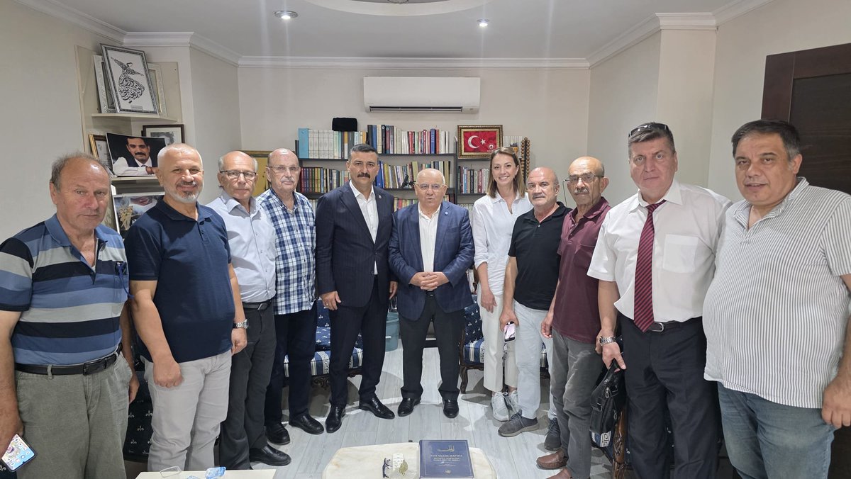 YS_Turkoglu's tweet photo. Nilüfer İlçe Başkanımız Selahattin Çakmak ve yöneticilerimiz işlerimizde ziyaretimize geldiler. Nilüfer'i, Bursa'yı, gündemi konuştuk, yapacağımız çalışmalar üzerine istişarede bulunduk. Ayaklarına sağlık, sağ olsunlar. https://t.co/VF0v88ZzH0