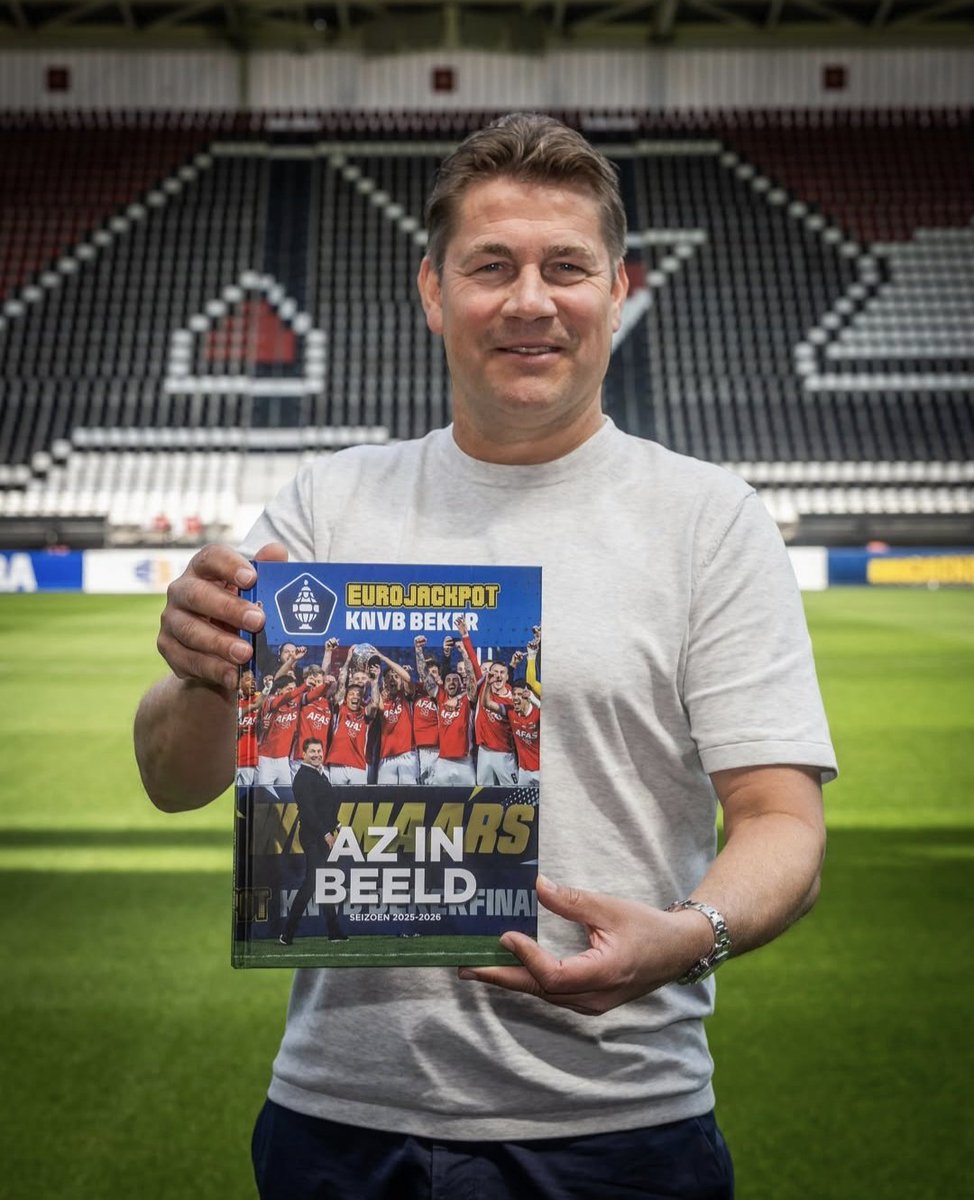 EzoWolfBooks's tweet photo. OUT NOW! Het spectaculaire fotoboek 'AZ in beeld 25/26' van clubfotograaf Ed van de Pol. Beleef afgelopen seizoen en de Bekerwinst opnieuw!  Eerste exemplaar voor Max Huiberts. Bestel snel. Op = op! 
https://t.co/eKKQwfm97y #azalkmaar #thefutureisours #azoly https://t.co/l6Betdox2O