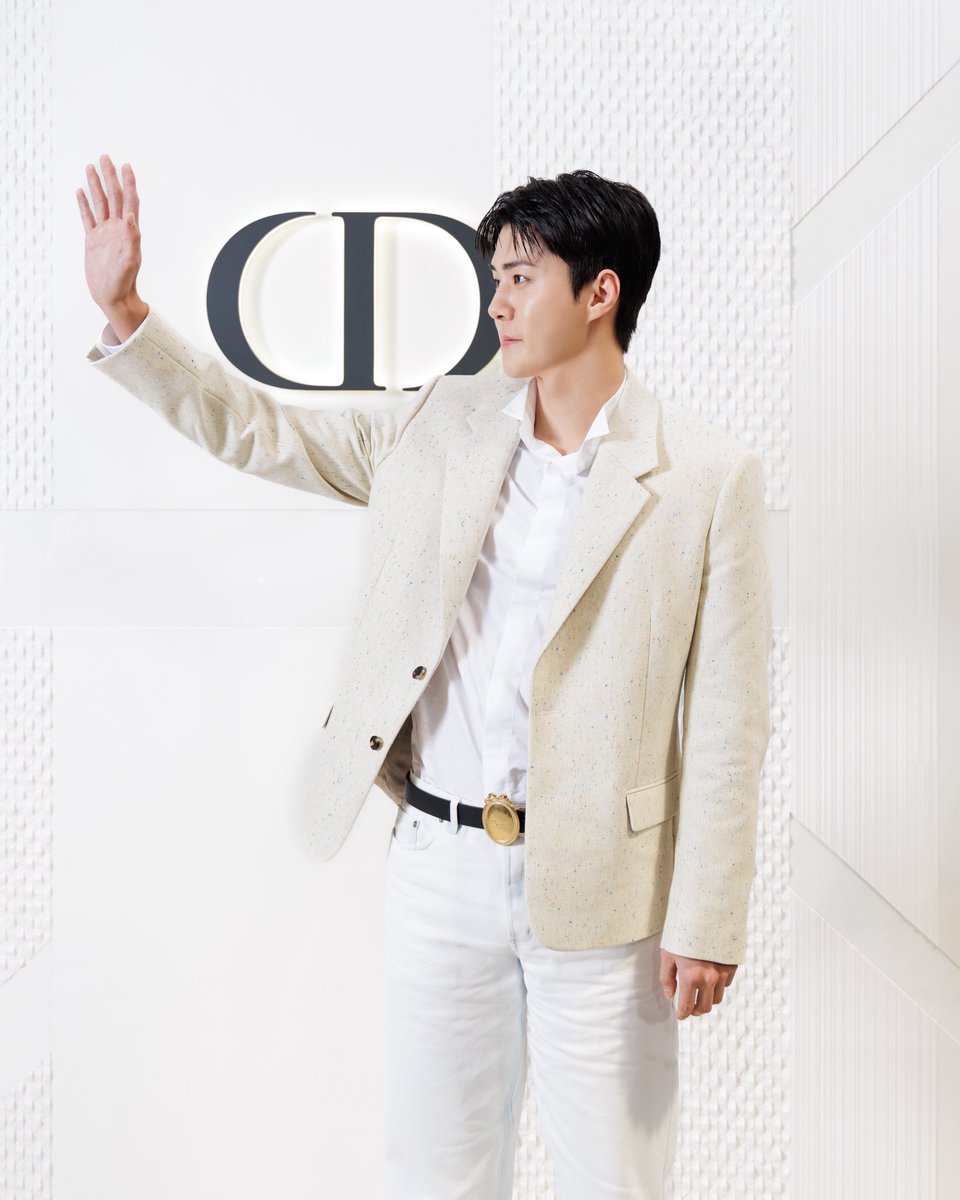 Siam_Paragon's tweet photo. Dior เปิดประตูบูติกโฉมใหม่ ณ สยามพารากอน พร้อมถ่ายทอดโลกแห่งจินตนาการที่ได้รับแรงบันดาลใจจากความทรงจำในวัยเยาว์ของ Christian Dior และความงดงามของพืชพรรณและสัตว์นานาชนิดในประเทศไทย ผ่านงานจัดแสดงที่รังสรรค์จากเศษผ้าและวัสดุอัปไซเคิลจาก Dior Ateliers สะท้อนความหลงใหลในธรรมชาติและงานฝีมืออันประณีตของเมซง

การเปิดบูติกโฉมใหม่ครั้งนี้ได้รับเกียรติจาก SEHUN มาร่วมเฉลิมฉลอง พร้อมสัมผัสประสบการณ์สุดพิเศษภายในบูติกแห่งใหม่ของ Dior

ร่วมสัมผัสโลกแห่ง Dior ได้แล้ววันนี้ ณ ชั้น M, 1 และ 2 สยามพารากอน

SEHUN DIOR SIAM PARAGON
#Dior #DiorSiamParagonxSehun #SEHUN #세훈 #SiamParagon