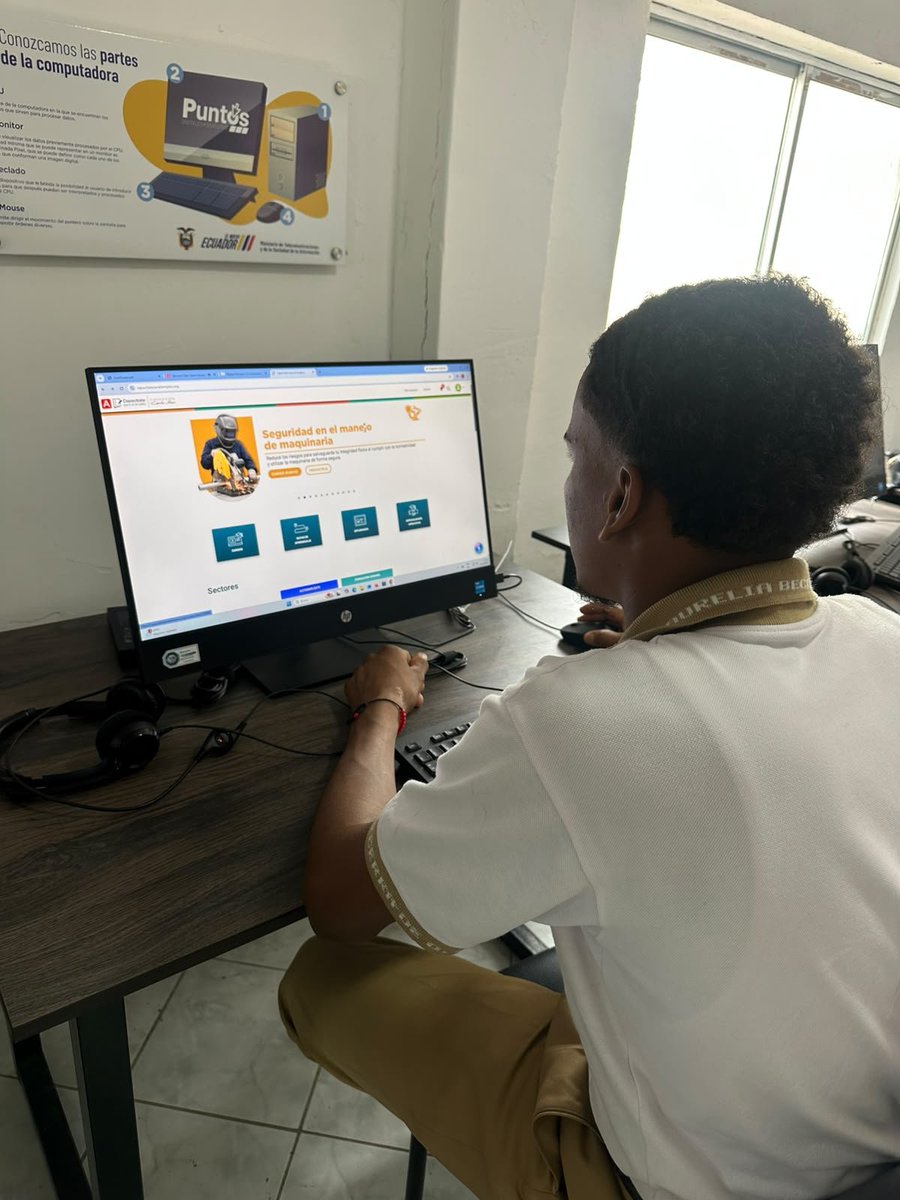 Telecom_Ec's tweet photo. 📢 Impulsamos acciones que acerquen la tecnología al 🇪🇨 y fortalezcan sus competencias digitales.

📍Desde el Punto Digital Gratuito de Rioverde, estudiantes de tercero de bachillerato crean sus perfiles en la plataforma Capacítate para el Empleo, dando un paso firme hacia un futuro con mayores oportunidades para su desarrollo profesional y laboral.