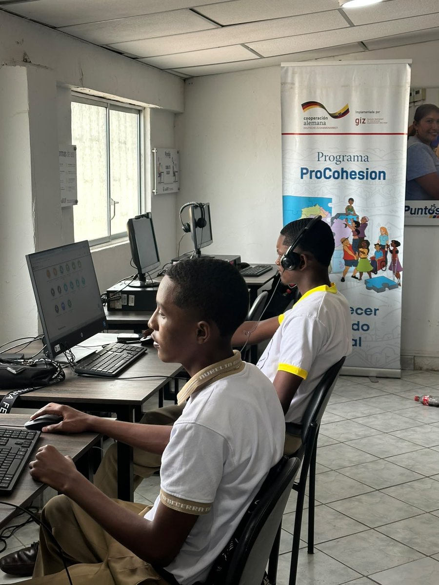 Telecom_Ec's tweet photo. 📢 Impulsamos acciones que acerquen la tecnología al 🇪🇨 y fortalezcan sus competencias digitales.

📍Desde el Punto Digital Gratuito de Rioverde, estudiantes de tercero de bachillerato crean sus perfiles en la plataforma Capacítate para el Empleo, dando un paso firme hacia un futuro con mayores oportunidades para su desarrollo profesional y laboral.