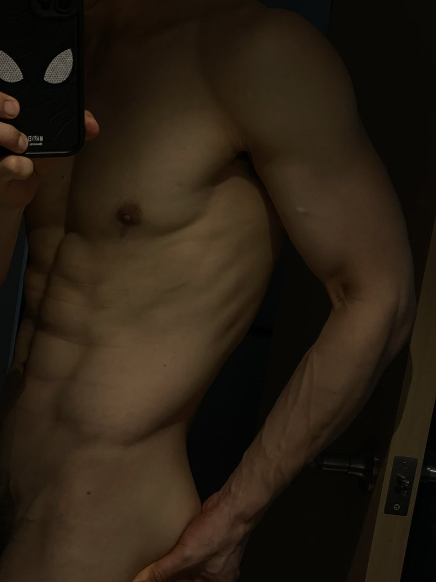qinfeng324's tweet photo. 抱着一起睡觉会如何  #腹肌 #胸肌 #居家健身 #肌肉男 #男大 #青筋 https://t.co/DB6ajBm0v7