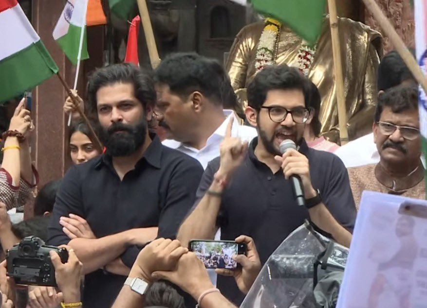 SumitMNS9's tweet photo. There were ZERO detentions ZERO arrests at Shivaji Park today all thanks to @amitrthackeray &amp; @AUThackeray !

Both brothers ensured that students will do the protest wholeheartedly as they both were ready to take cases on themselves.

Thanks to Rajsaheb &amp; UddhavSaheb too!
#Mumbai https://t.co/mknOTVkNTD