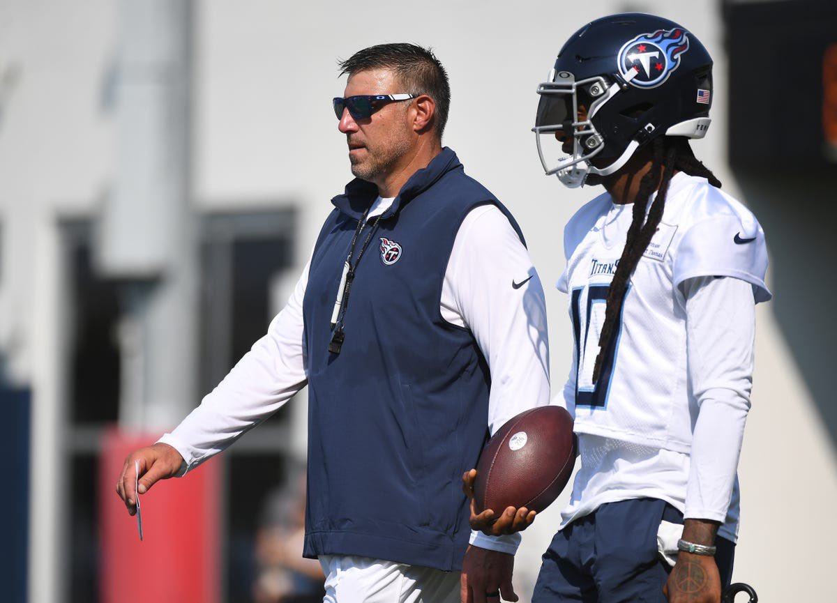 Jack_Aylmer's tweet photo. Patriots HC Mike Vrabel on former All-Pro WR DeAndre Hopkins being at the team’s facility today:

“DeAndre Hopkins is here with us … just to kind of check things out as far as what he wants to do as far as coaching and you'll see him on the field.” https://t.co/iLro5pHmh1