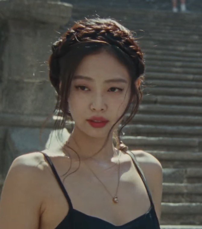 p1nks4vage's tweet photo. JENNIE’s ‘Ruby’ returns to 2.8 MILLION daily streams on Spotify. https://t.co/1EDDGtvhL2