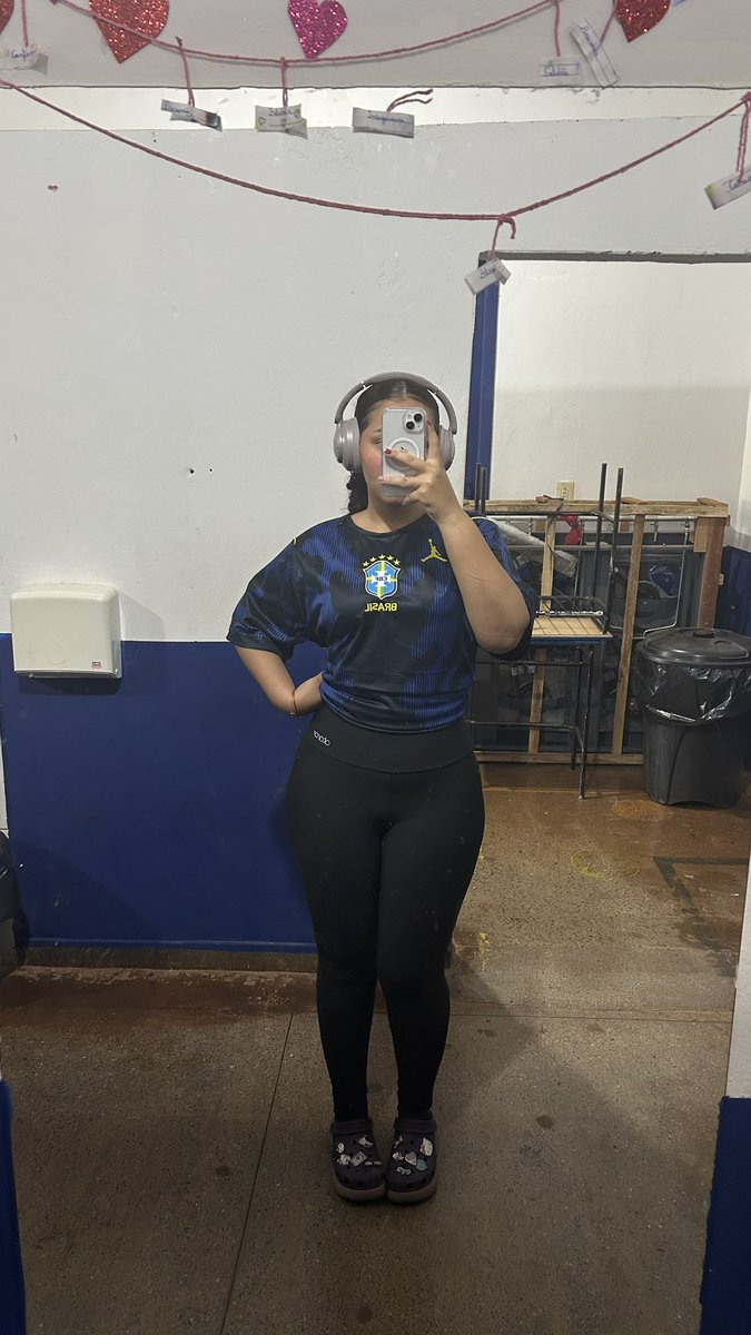 jolynecatgirl's tweet photo. tenho que usar minha camiseta da seleção mesmo pós copa né https://t.co/Vob9NhsRRU