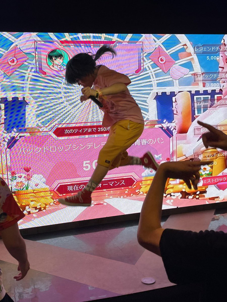 naisyokun_game's tweet photo. 今日はVSINGがフェスdayだったからライブキッズ部(自称)で殴り込んできた。
バカしまくった。多分出禁かな?←
画像は
テキーラショット飲まされて酔った状態で飛んだ、打点の低いでんでけないしょと、
勝手に最前柵にしたタオルたち。
(タオルの詳細はaltにて)
#VSING https://t.co/S8i1mJ7Ysn