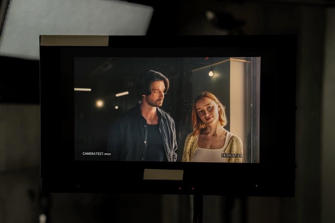 ttliterario's tweet photo. 🎬  As gravações da adaptação de "Leitura de Verão" foram concluídas

Estreia dia 07 de Maio de 2027 nos cinemas

No elenco, nomes como Phoebe Dynevor, Patrick Schwarzenegger, Andie MacDowell, Kevin Bacon, Kristin Davis e Tig Notaro

🔗  @emilyhenryverse