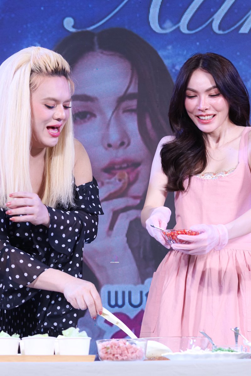 littleprince_21's tweet photo. พี่เอแอนด์น้องชา - ครัวแล้วแต่จะคิด 😅😂 @itscharlotty 

CL WITH AUMAUM
#AumAumMarketXCharlotte
#ชาล็อตออสติน #CharlotteAustin https://t.co/pF2DyEJvPd