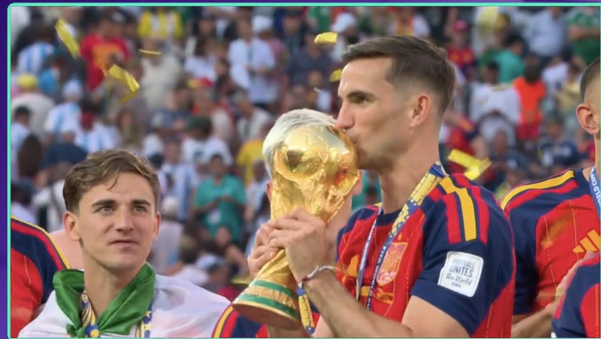 Paristeamfr's tweet photo. Fabian Ruiz 🇪🇸 : "J'ai reçu beaucoup de soutien tout au long du tournoi. Le Président, Luis Campos, le coach, le staff et toutes les personnes du Paris Saint-Germain m'ont envoyé des messages après chaque rencontre. Ils ont aussi accompagné ma famille pendant toute cette aventure. Je leur en suis très reconnaissant et cela m'a énormément touché.

C'est toujours particulier de retrouver des coéquipiers avec lesquels on partage le quotidien. Pendant le match, chacun défend ses couleurs, mais après le coup de sifflet final, nous avons échangé nos maillots et partagé un bon moment. Le football permet aussi de créer de très belles amitiés." ❤️💙