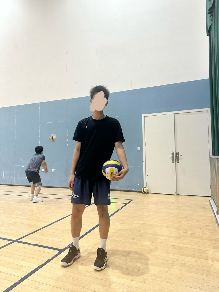 OolDuan's tweet photo. 打完球忘记带拖鞋了，好热好热 #男大 #排球 #1m #球袜 https://t.co/GdS3MI5G1B