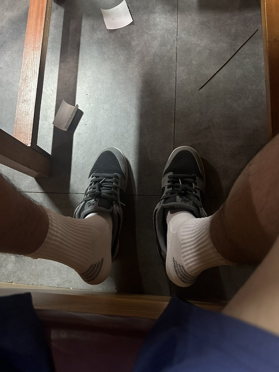 OolDuan's tweet photo. 打完球忘记带拖鞋了，好热好热 #男大 #排球 #1m #球袜 https://t.co/GdS3MI5G1B