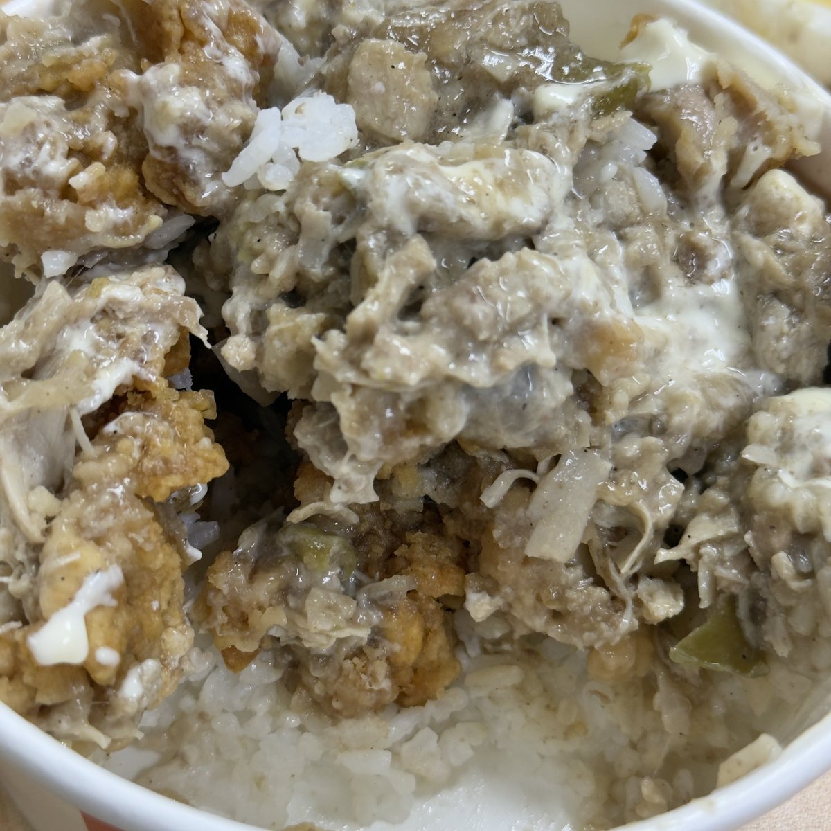 peachesandtokki's tweet photo. Ate hinaluglog ko parang 3/4 ata ng bowl ay piro chicken hahahaha https://t.co/nzsSlbKyVj