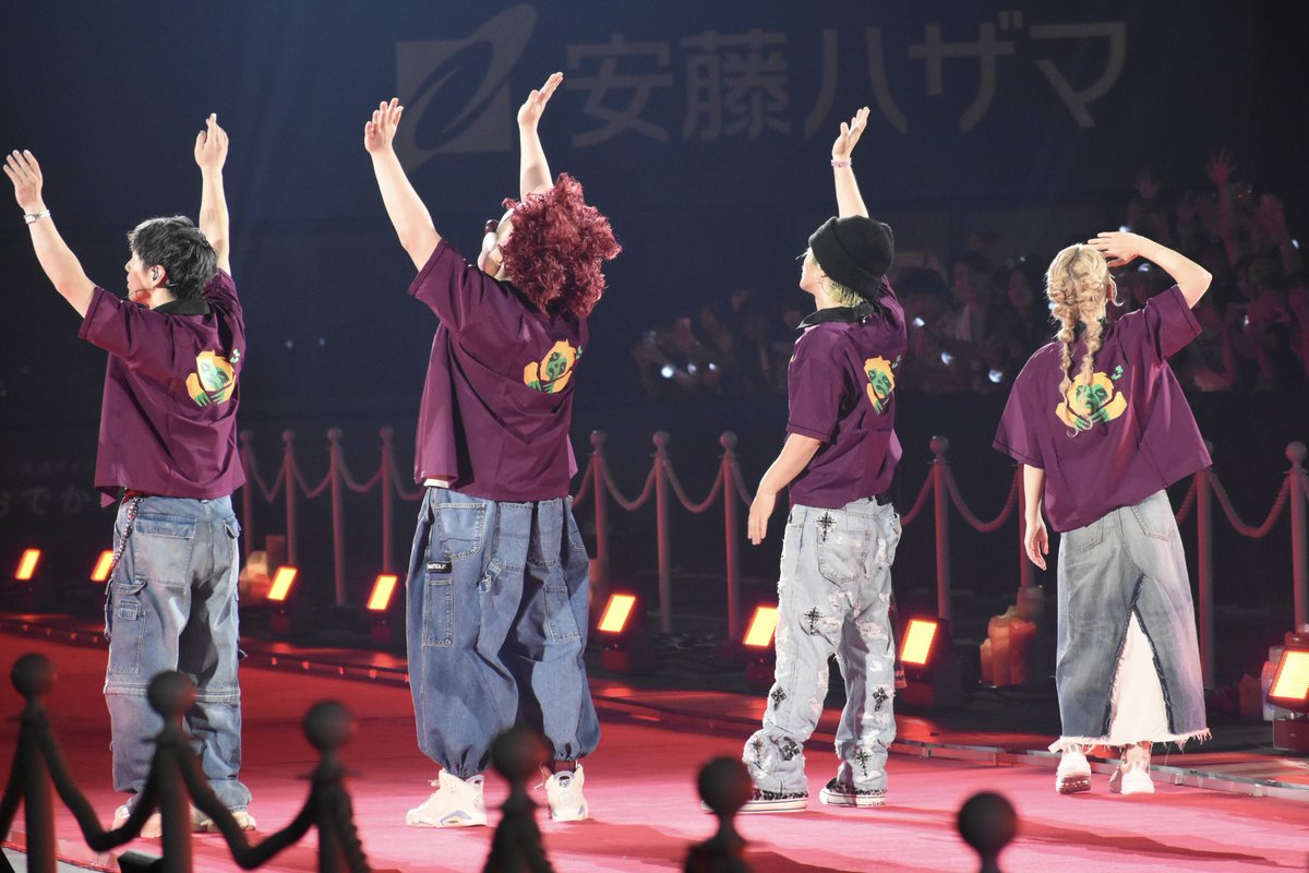 EARTHfsnl_sekai's tweet photo. ドームめいっぱいにいるファンの方たちに手を振る後ろ姿をみて、私はずっとずっとこの人達を応援していたいなと、込み上げるものがあったな︎；；

@fromsekaowa @saori_skow 
@Nakajin_sekaino @DJLOVE_SNO 

#THECINEMAネタバレ
#THECINEMA
#SEKAINOOWARI https://t.co/MdI5Bzmh6g