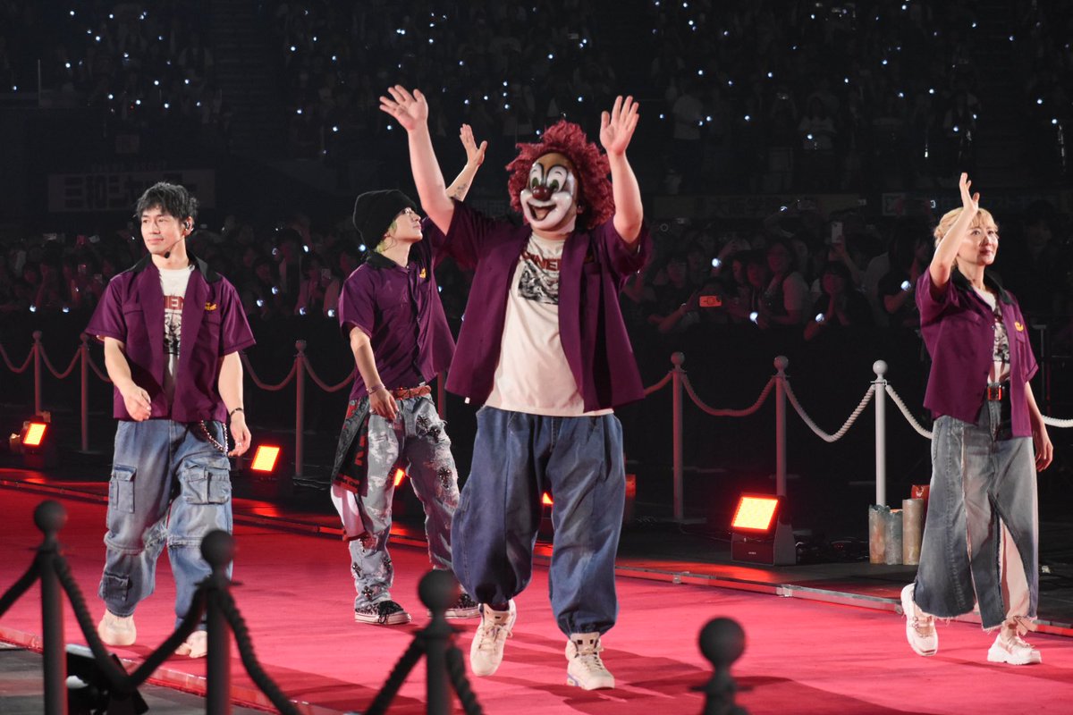EARTHfsnl_sekai's tweet photo. ドームめいっぱいにいるファンの方たちに手を振る後ろ姿をみて、私はずっとずっとこの人達を応援していたいなと、込み上げるものがあったな︎；；

@fromsekaowa @saori_skow 
@Nakajin_sekaino @DJLOVE_SNO 

#THECINEMAネタバレ
#THECINEMA
#SEKAINOOWARI https://t.co/MdI5Bzmh6g