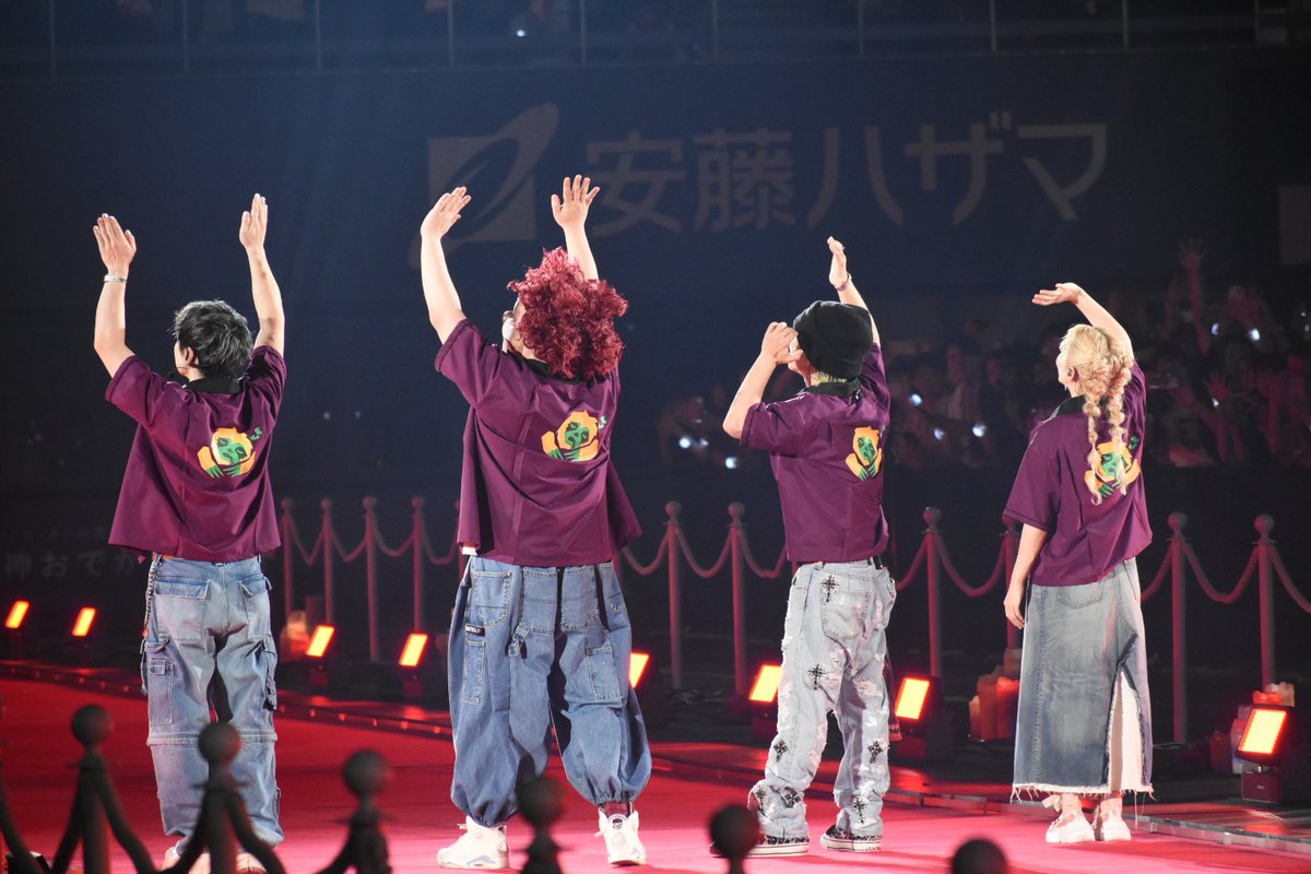 EARTHfsnl_sekai's tweet photo. ドームめいっぱいにいるファンの方たちに手を振る後ろ姿をみて、私はずっとずっとこの人達を応援していたいなと、込み上げるものがあったな︎；；

@fromsekaowa @saori_skow 
@Nakajin_sekaino @DJLOVE_SNO 

#THECINEMAネタバレ
#THECINEMA
#SEKAINOOWARI https://t.co/MdI5Bzmh6g