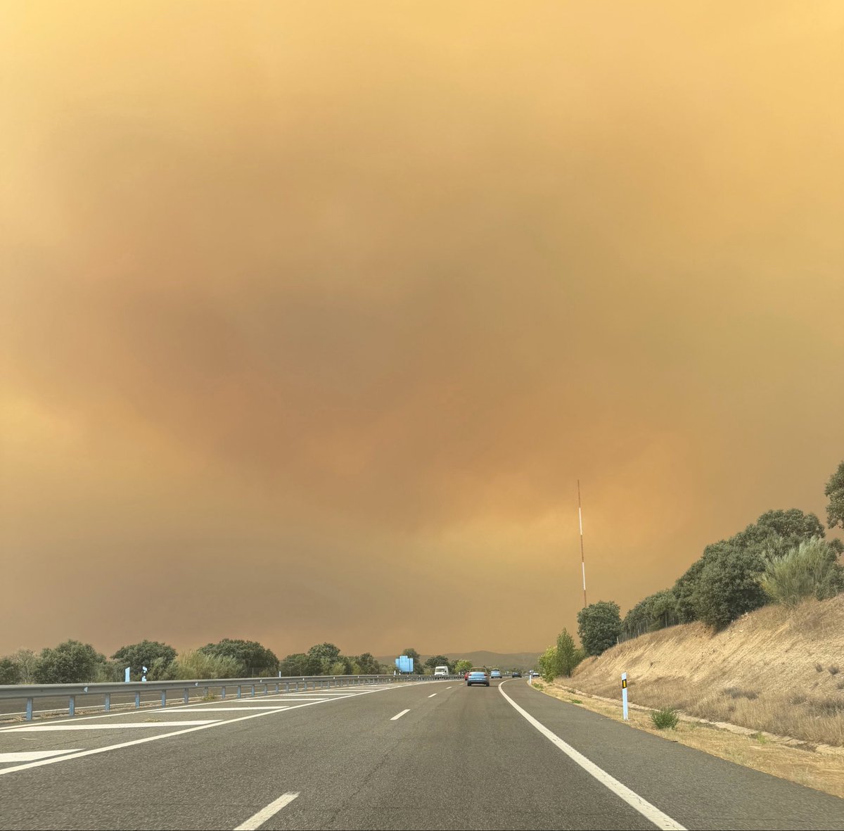 aabaonza10's tweet photo. Columnas de humo en la M503 de camino hacia Villanueva de la Cañada 

#incendios #madrid https://t.co/EnwCtsFh9Q