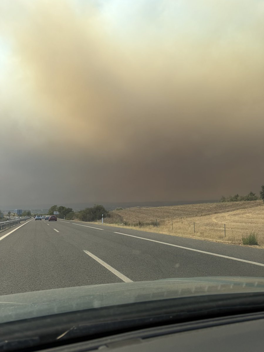 aabaonza10's tweet photo. Columnas de humo en la M503 de camino hacia Villanueva de la Cañada 

#incendios #madrid https://t.co/EnwCtsFh9Q