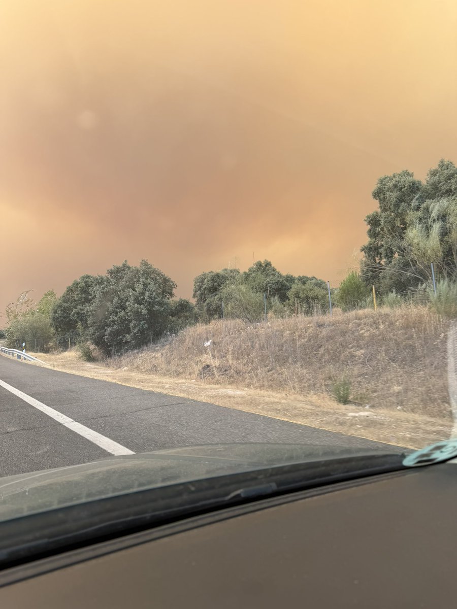 aabaonza10's tweet photo. Columnas de humo en la M503 de camino hacia Villanueva de la Cañada 

#incendios #madrid https://t.co/EnwCtsFh9Q
