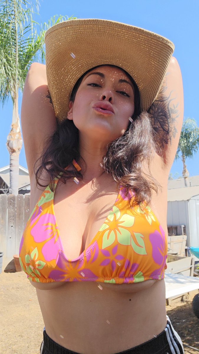Roseprettyp's tweet photo. Ready for the beach? https://t.co/sx9gpowg6a