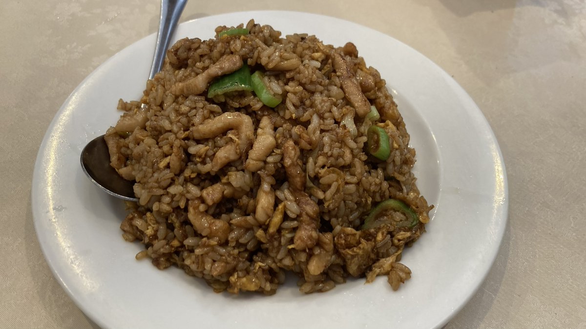 sarabatwitcas's tweet photo. 美味しいと有名な黒炒飯らしいのですが、なんかイモムシに見えるやん・・・って考えてしまった瞬間、箸がピタっと止まりましたねｗｗｗ
いや、美味しいんですけどね。 https://t.co/JhhlJPtKel