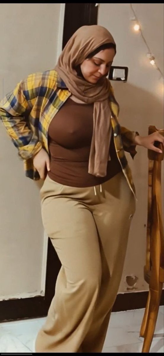 Sissyboy127's tweet photo. اختي رايحه عند صاحبتها من غير برا ينفع كدا هتفضحنا قولولها حاجه 😡 https://t.co/mVroIlVc50