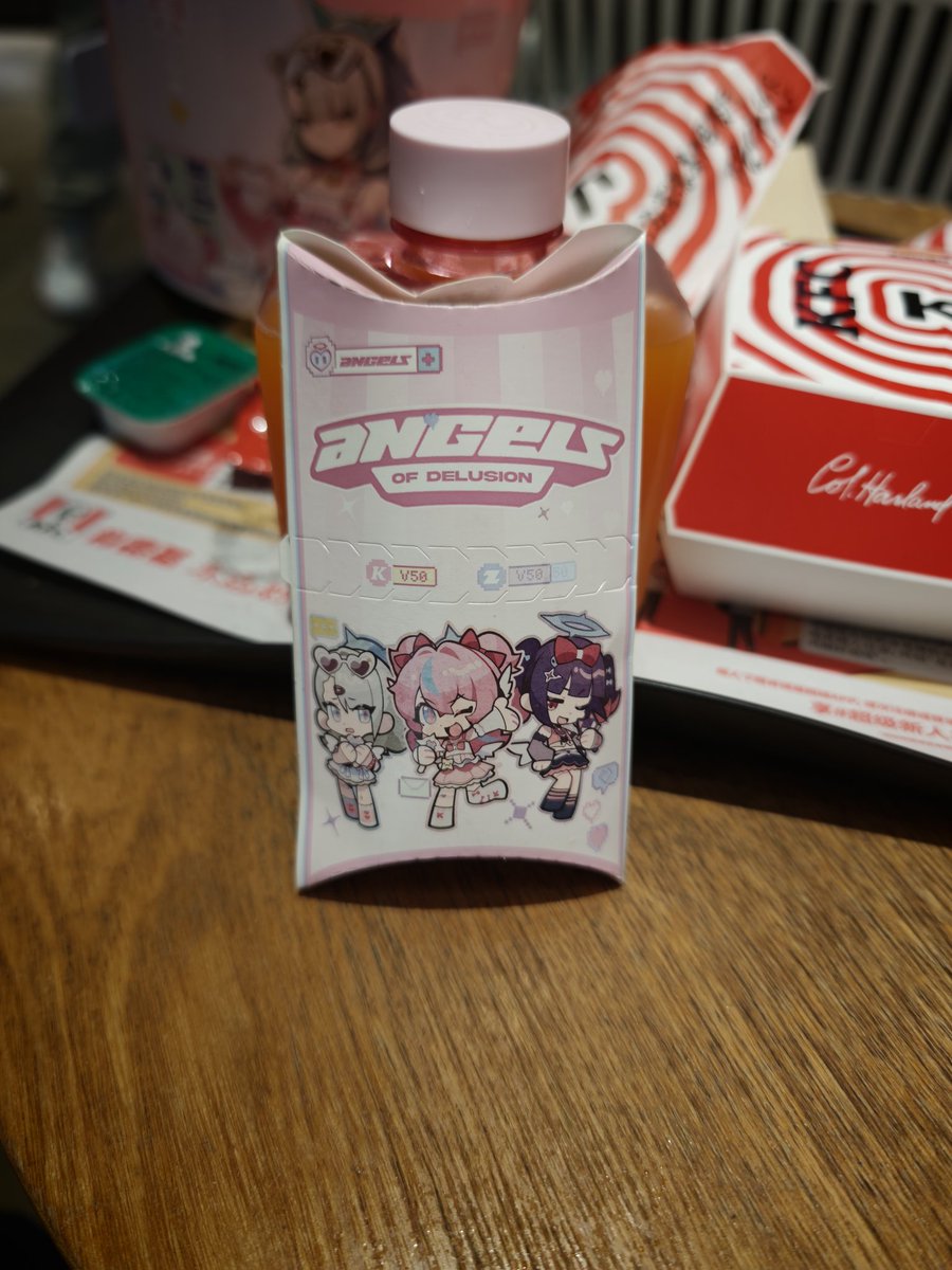 ruyi0013's tweet photo. 今天跑了好远去了肯德基和zzz的联动主题店。当时里面全是人，等了好久才有机会拍照。去的时候主题店联动特典没有了，店员说明天会给寄到家里面去(是个布袋子)。朋友没有抢到这个套餐，到时候吧特典给他应该会很高兴 https://t.co/O8Ym4wtjeg