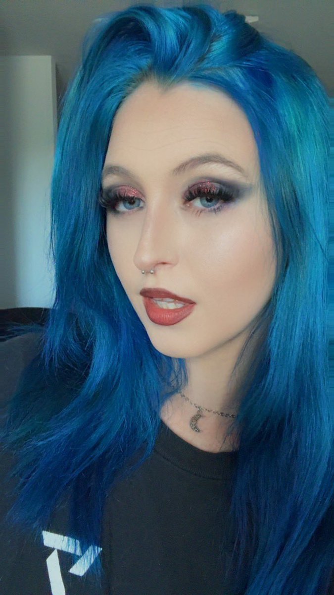 harmonylee__'s tweet photo. i was born to have blue hair actually https://t.co/9oEtt0OAeB
