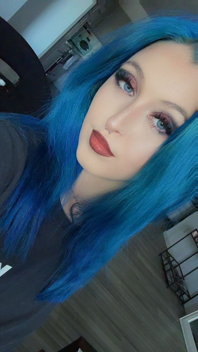 harmonylee__'s tweet photo. i was born to have blue hair actually https://t.co/9oEtt0OAeB