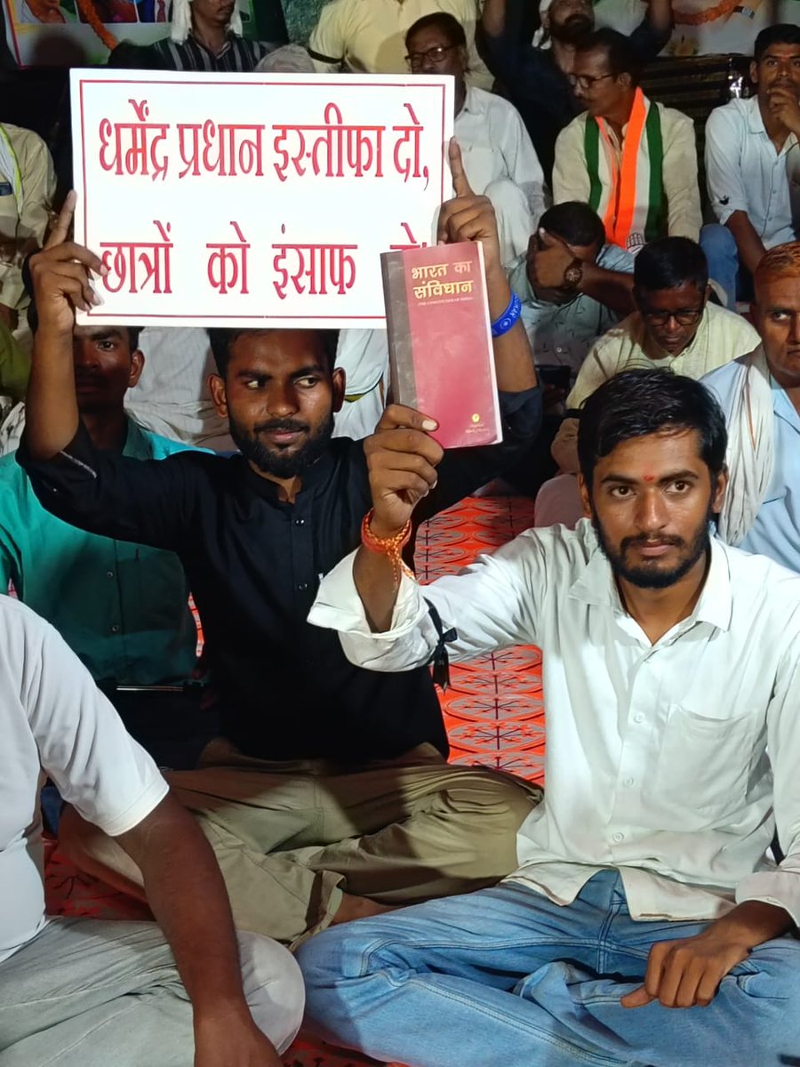ShaktiM31INC's tweet photo. युवा जागरण सत्याग्रह

धर्मेंद्र प्रधान के इस्तीफे की मांग को लेकर गांधी पार्क, ज्ञानपुर (भदोही) में जिला कांग्रेस अध्यक्ष वसीम अंसारी जी एवं NSUI जिला अध्यक्ष शक्ति मिश्रा के नेतृत्व में सैकड़ों कांग्रेस कार्यकर्ताओं ने युवा जागरण सत्याग्रह किया।
@nsui @INCIndia @VinodJakharIN https://t.co/cIkHlTtG9w