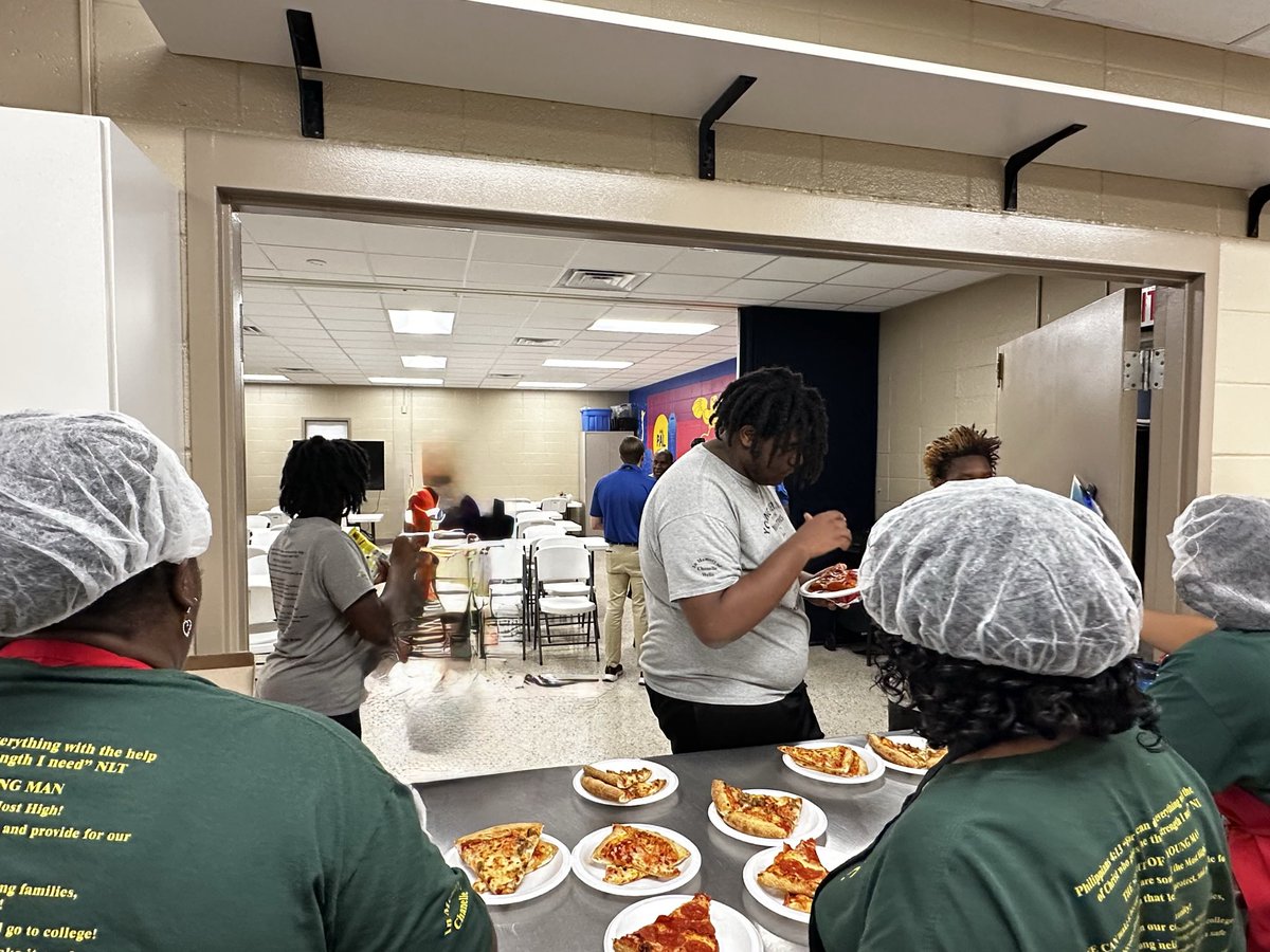 RickFOP86's tweet photo. UNITY AND COMMUNITY
Indy FOP provided a Pizza Party for YOUNG MEN’s INC
⭕️ Great Organization focusing on Leadership, Character, and Civic Development
Kudos to Reverend Malachi Walker and his Team‼️#Support #CopsCare #FOP https://t.co/A3mQ5p7nmv