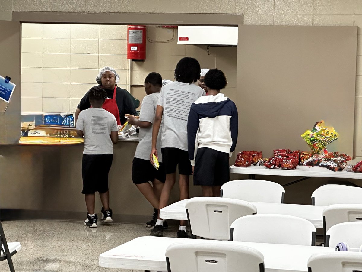 RickFOP86's tweet photo. UNITY AND COMMUNITY
Indy FOP provided a Pizza Party for YOUNG MEN’s INC
⭕️ Great Organization focusing on Leadership, Character, and Civic Development
Kudos to Reverend Malachi Walker and his Team‼️#Support #CopsCare #FOP https://t.co/A3mQ5p7nmv