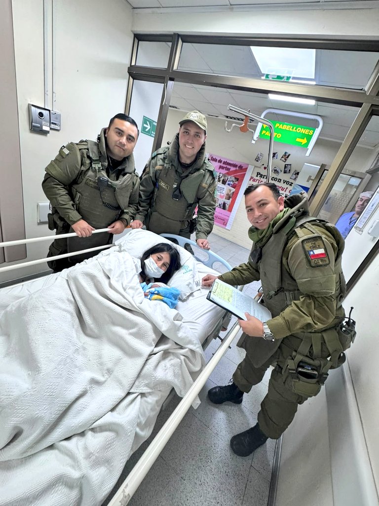 CarabCoquimbo's tweet photo. Con una gran vocación de servicio, nuestros carabineros de la Tenencia #Coquimbo oriente asistieron a Claudia en su proceso de parto, quien estaba sola en su 🏠 con su hija de 6 años. La oportuna concurrencia y el profesionalismo policial permitió que todos estén sanos y salvo. https://t.co/7FpVTUlbjm