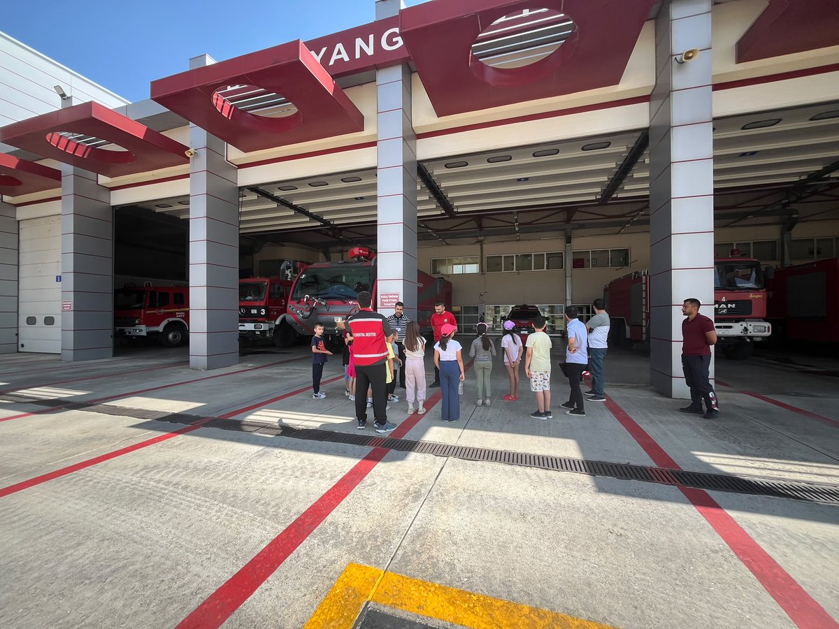 usakashim's tweet photo. Müdürlüğümüzce yürütülen Okul Destek Projesi kapsamında çocuklarımız, Uşak Havalimanı, ERAH Uçuş Alanı ve ARFF Ekibini ziyaret etti.
Ziyarette havalimanının işleyişi ARFF ekiplerinin görevleri hakkında uygulamalı bilgiler alan çocuklarımız, keyifli ve öğretici bir deneyim yaşadı https://t.co/Hp8jg6dSAW