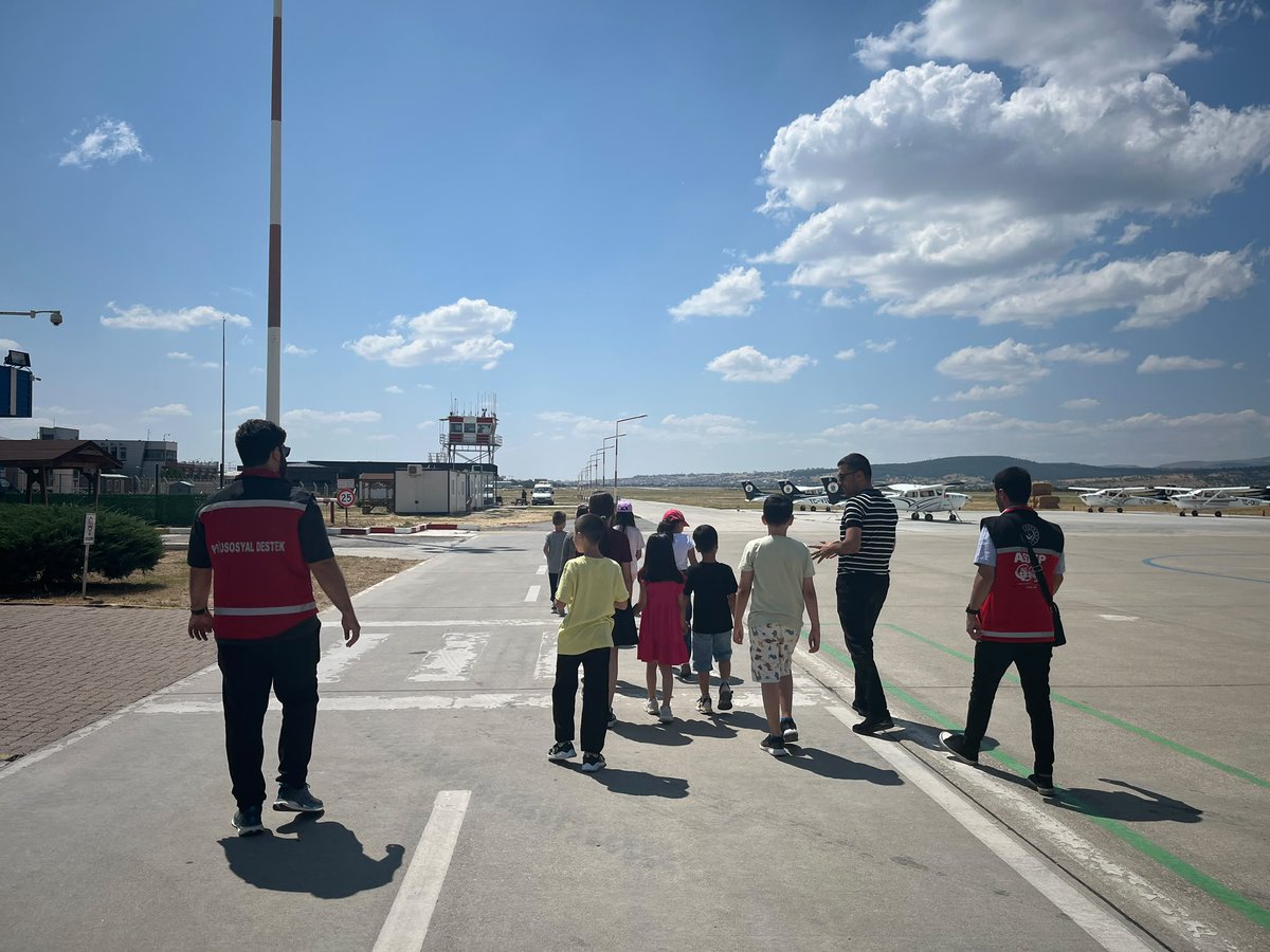 usakashim's tweet photo. Program sonunda çocuklarımıza çeşitli hediyeler takdim edildi.
Katkı ve misafirperverlikleri için Uşak Havalimanı Yönetimine, ERAH Uçuş Alanı yetkililerine ve ARFF ekibine teşekkür ederiz. https://t.co/HWeSV3n2mH
