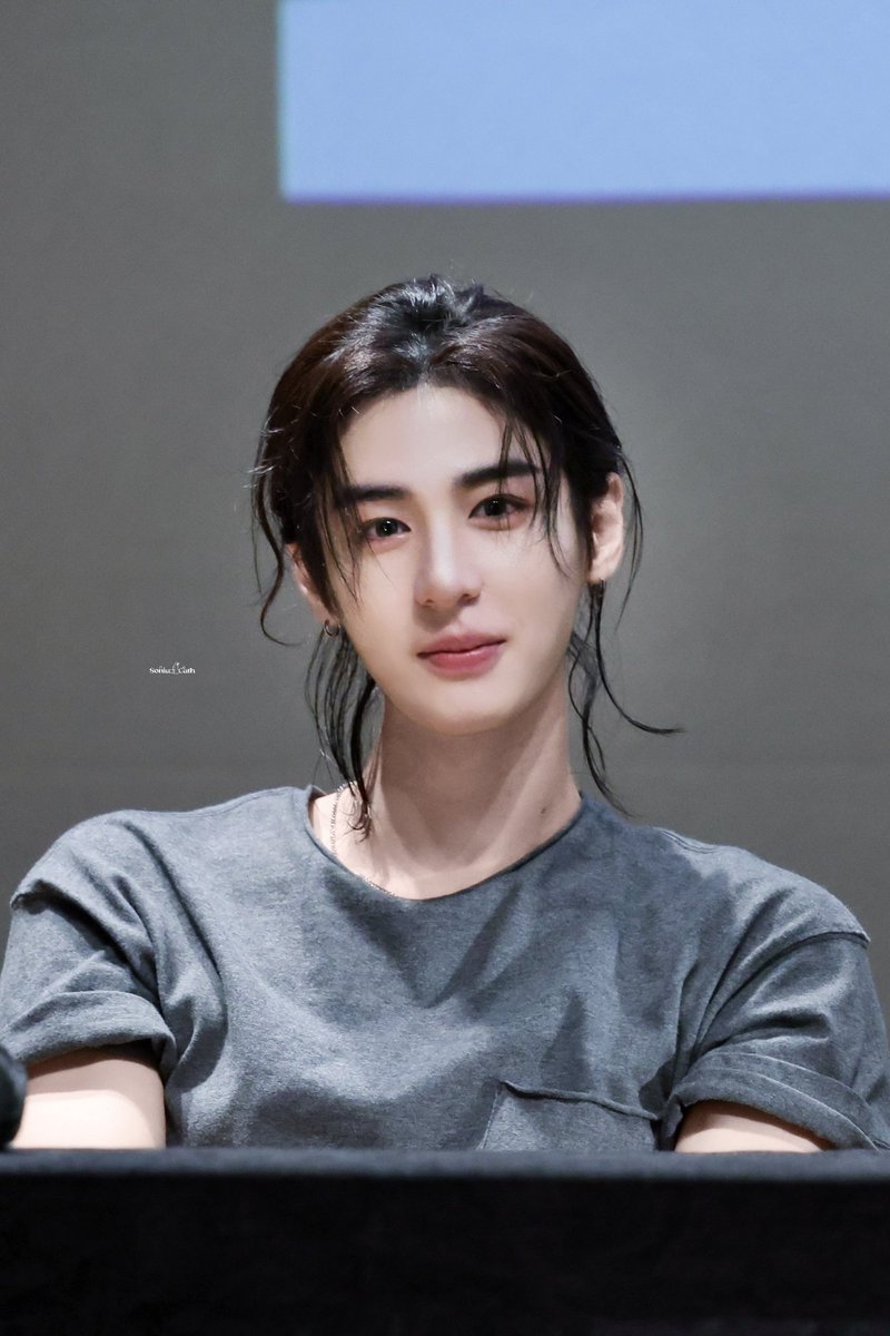 maminyaiyan's tweet photo. Cantik gini biar apa sih? Biar aku berlutut di hadapanmu sambil ngeluarin cincin berlian asli terus kita akad dan nikah lalu kita membangun keluarga kecil punya 2 anak dan kamu jadi istri kinyis yang sehari-harinya pilates nge mall ngopi cantik jemput anak-anak, gitu ya? #MINAT https://t.co/kdRJ2Cae5V