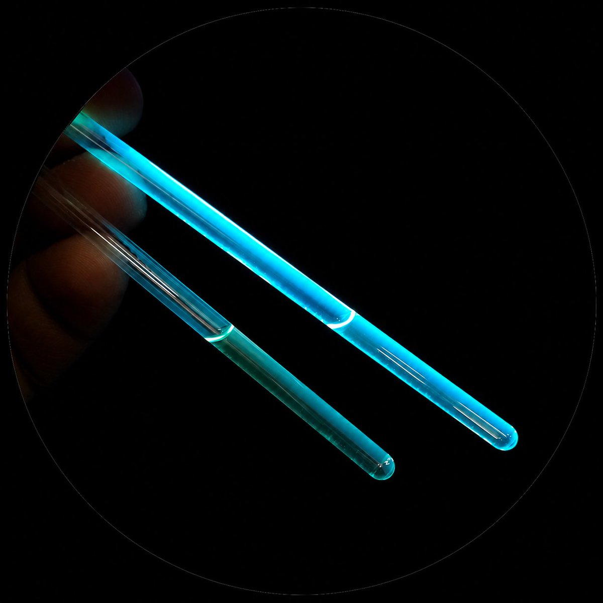 celineblazex's tweet photo. Luminous Brothers x 🧪

#FluorescenceFriday #Photophysics #PAHs #hotexciton https://t.co/1KBZeoY46l