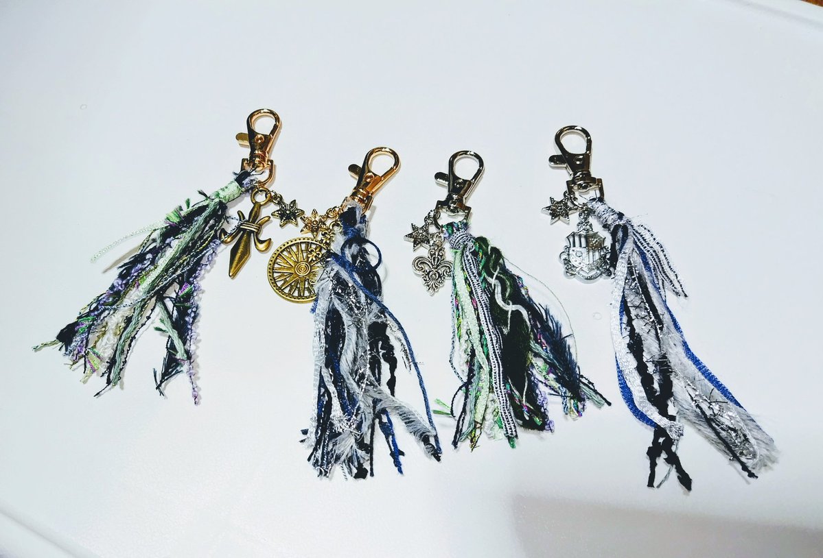soju_akamitori0's tweet photo. 新作ずらぁ
めじるしアクセサリー流行ってるらしいので飴ちゃん増殖させました。
キーホルダーは初めての試み。
シャツガーターにスーパーロングな襟飾りです。

あとは荷造りと治療。
明日はよろしくお願いします

#星森魔法市 https://t.co/DowoeDhPHf