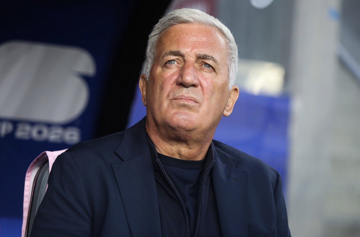 Squadra213's tweet photo. Sauf retournement de situation, Vladimir Petkovic devrait aller au terme de son contrat, qui court jusqu’en 2028. ⏳

Ce dernier aurait accepté les nouvelles conditions de travail :

• Vivre en Algérie 🇩🇿
• Un nouveau staff technique 👥

Le technicien suisse souhaite récupérer l’intégralité des sommes qui lui sont dues. 🫣💶

(@Romain_Molina)