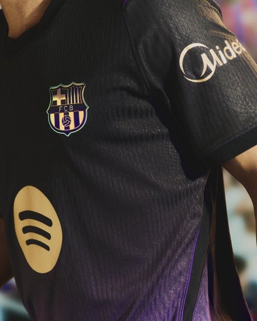 Score__store's tweet photo. 🚨 رسميًا | الكشف عن طقم برشلونة الاحتياطي لموسم 2026/27 🟣⚫️🔥

التقييم من 10؟ https://t.co/vF0jcVWOus